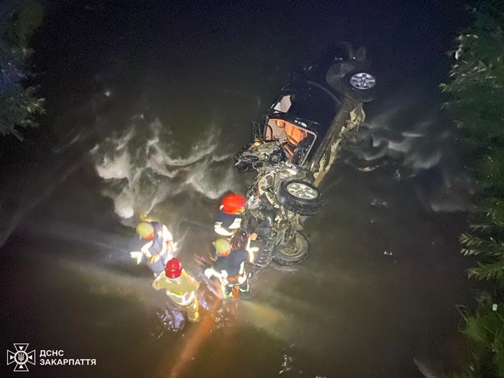 Egy 37 éves szilcei lakos elvesztette uralmát Mitsubishi Outlander típusú gépkocsija felett. Ennek következtében az autó lehajtott a hídról és az Irsavka folyóba zuhant. A férfi beszorult az autóba, de szerencsére életben maradt. Fotó: DSZNSZ