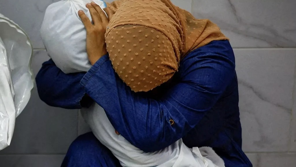 Egy palesztin nő átöleli unokahúga holttestét.Mohammed Szalem képe