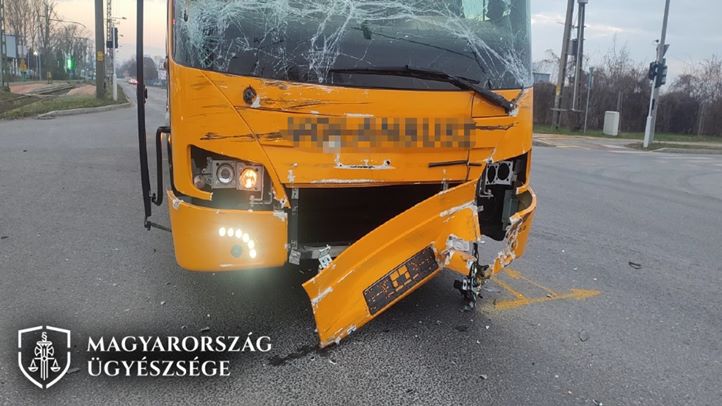 Végigbulizta az éjszakát a sofőr, aki elaludt a volánnál, és fékezés nélkül ütközött egy busszal 