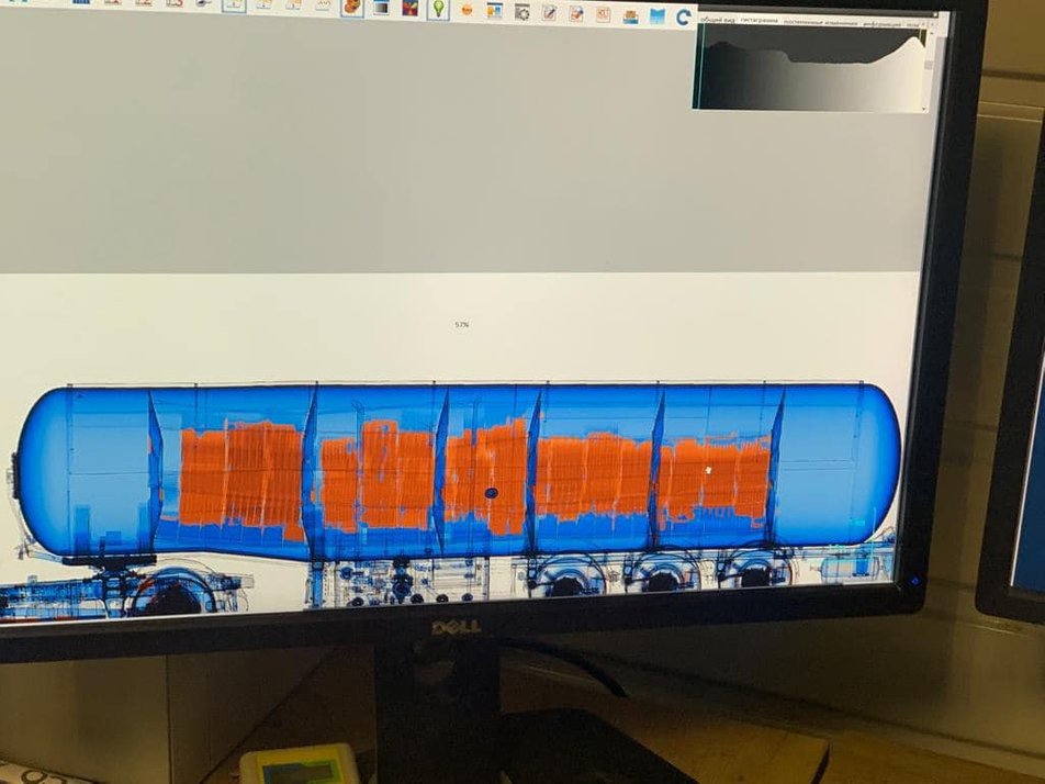 Az ungvári vámállomáson&nbsp;készítenek röntgenfelvételt a tartályról. 