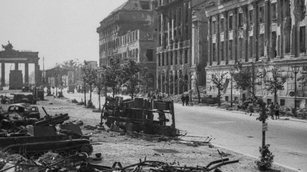 Az ideális helyszín: bombatalálatot szenvedett épületek és katonai járművek szegélyezik a Brandenburgi kapuhoz vezető Unter Den Lindent. „Üdvözlet a győzőknek” (Daily Express/Hulton Archive/Getty Images)