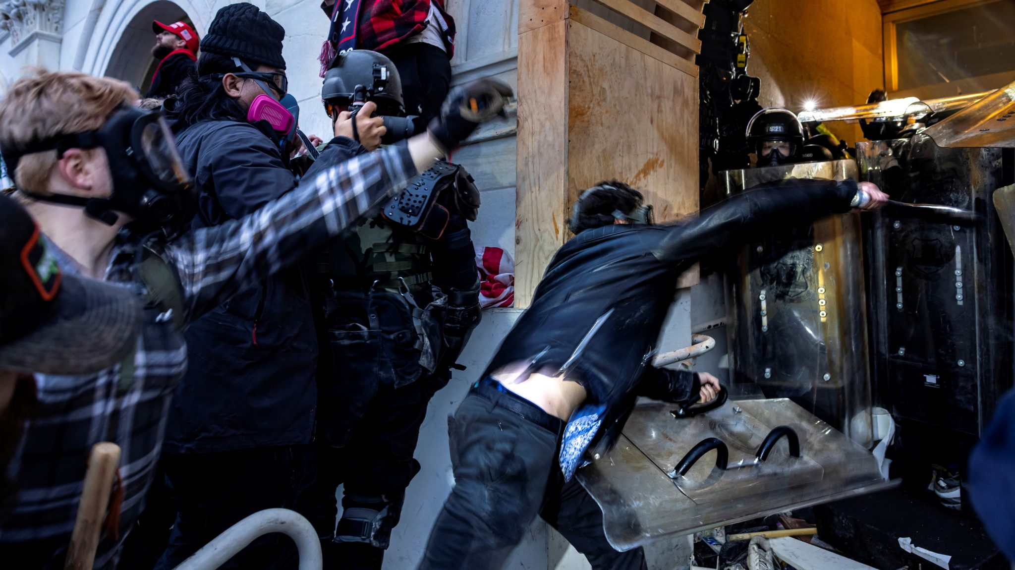 2021., január 6.: Trump-támogatók csapnak össze a rendőrséggel és a biztonsági erőkkel. Zavaros történet (Fotó: Brent Stirton/Getty Images)