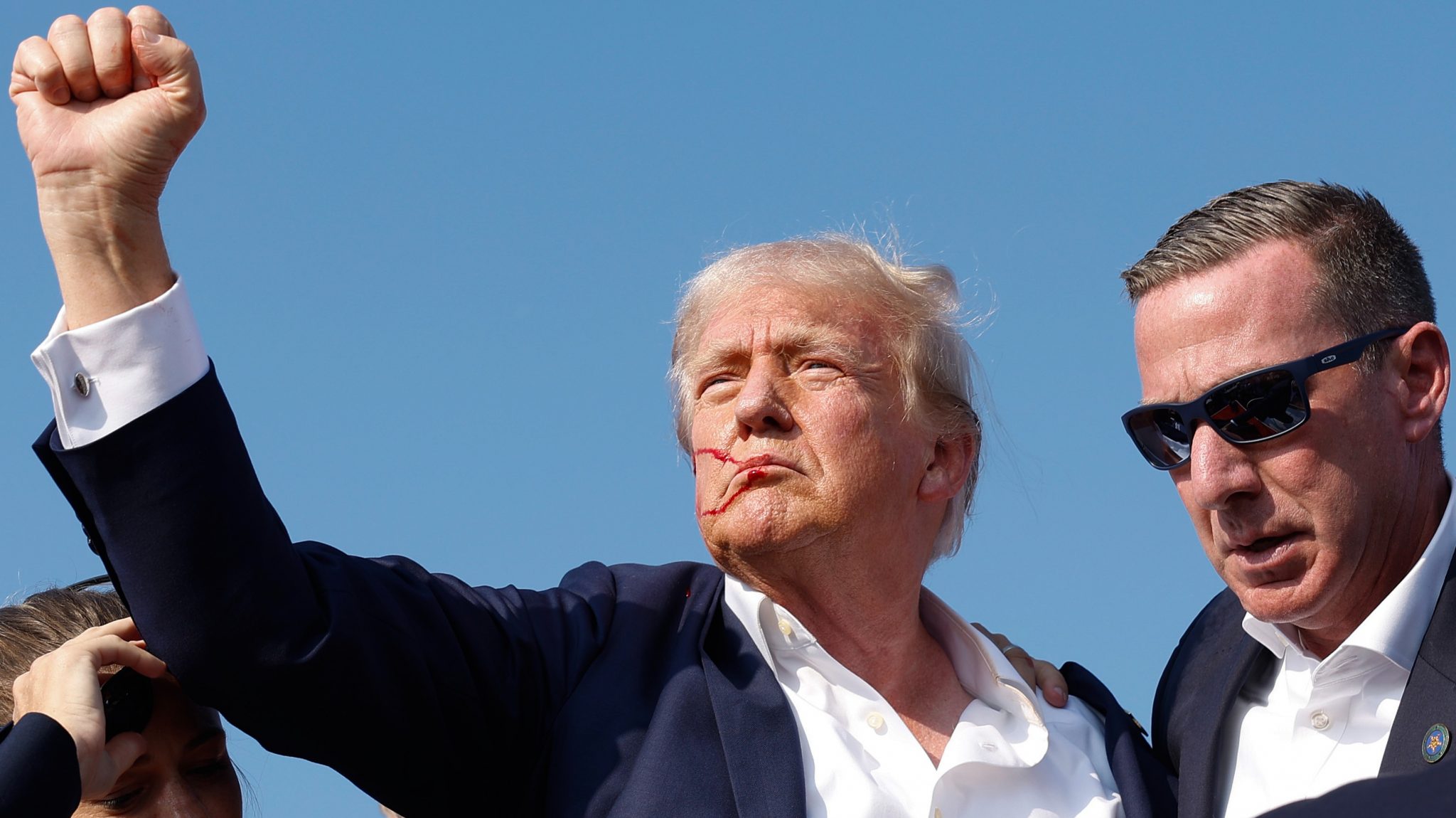 A 2024. július 23-i merénylet legendás, majd gondos kezek által egy ideig eltüntetett felvétele (Fotó: Anna Moneymaker/Getty Images)