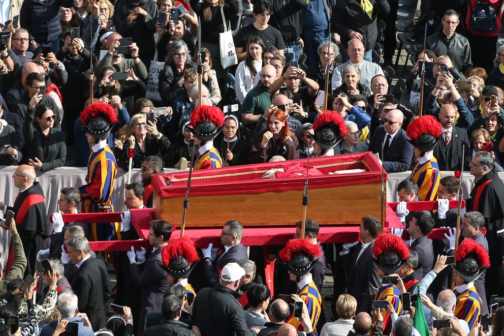 Átvitték Ferenc pápa nyitott koporsóját a Szent Péter-bazilikába