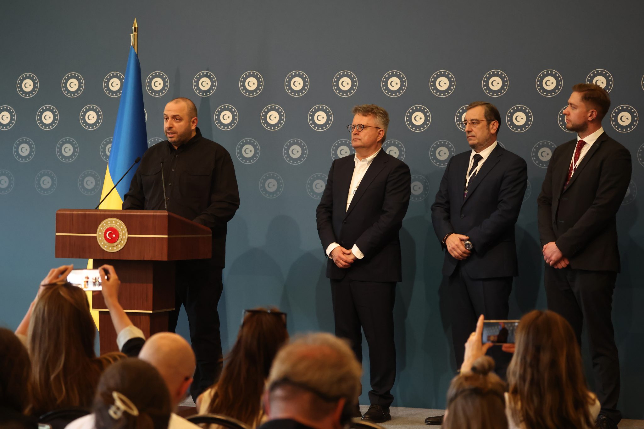 Rusztem Umerov sajtótájékoztatót tart. (Fotó: Chris McGrath/Getty Images)