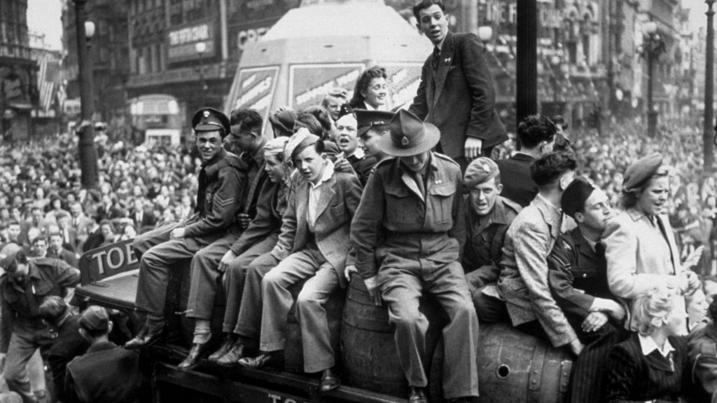 1945. május 8: Sörrel megrakott teherautó a Piccadilly Circuson (Fotó: Keystone/Hulton Archive/Getty Images)