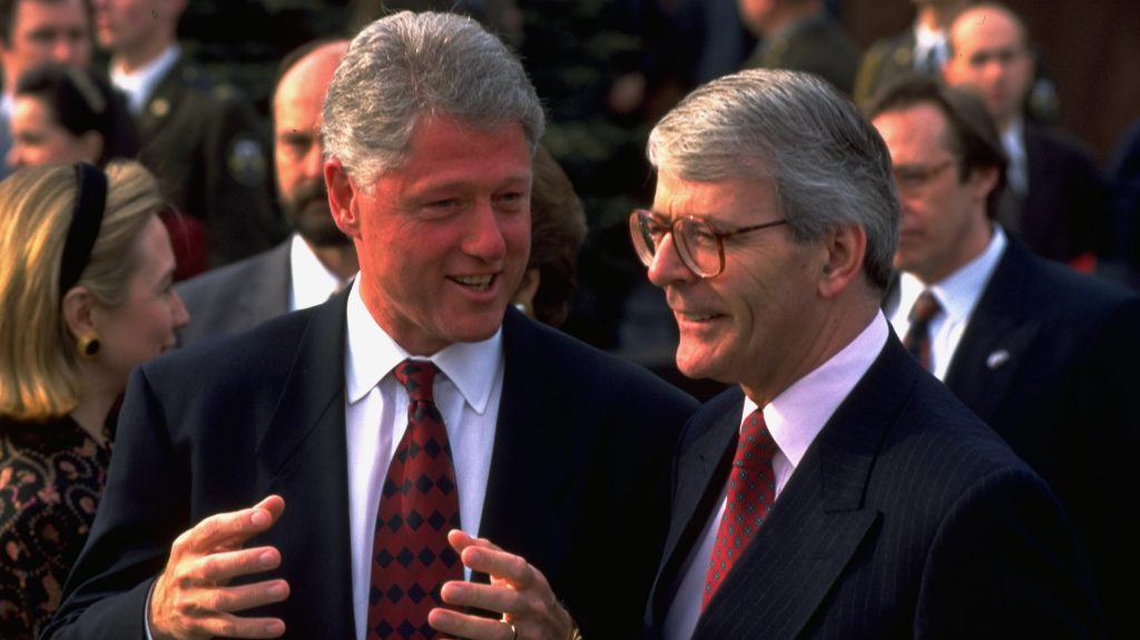 1995. május 9., Moszkva: John Major brit miniszterelnök (jobbra) és Bill Clinton amerikai elnök (mögötte Hillary Clinton) a Vörös téren (Fotó: Szergej Gunejev/Getty Images)