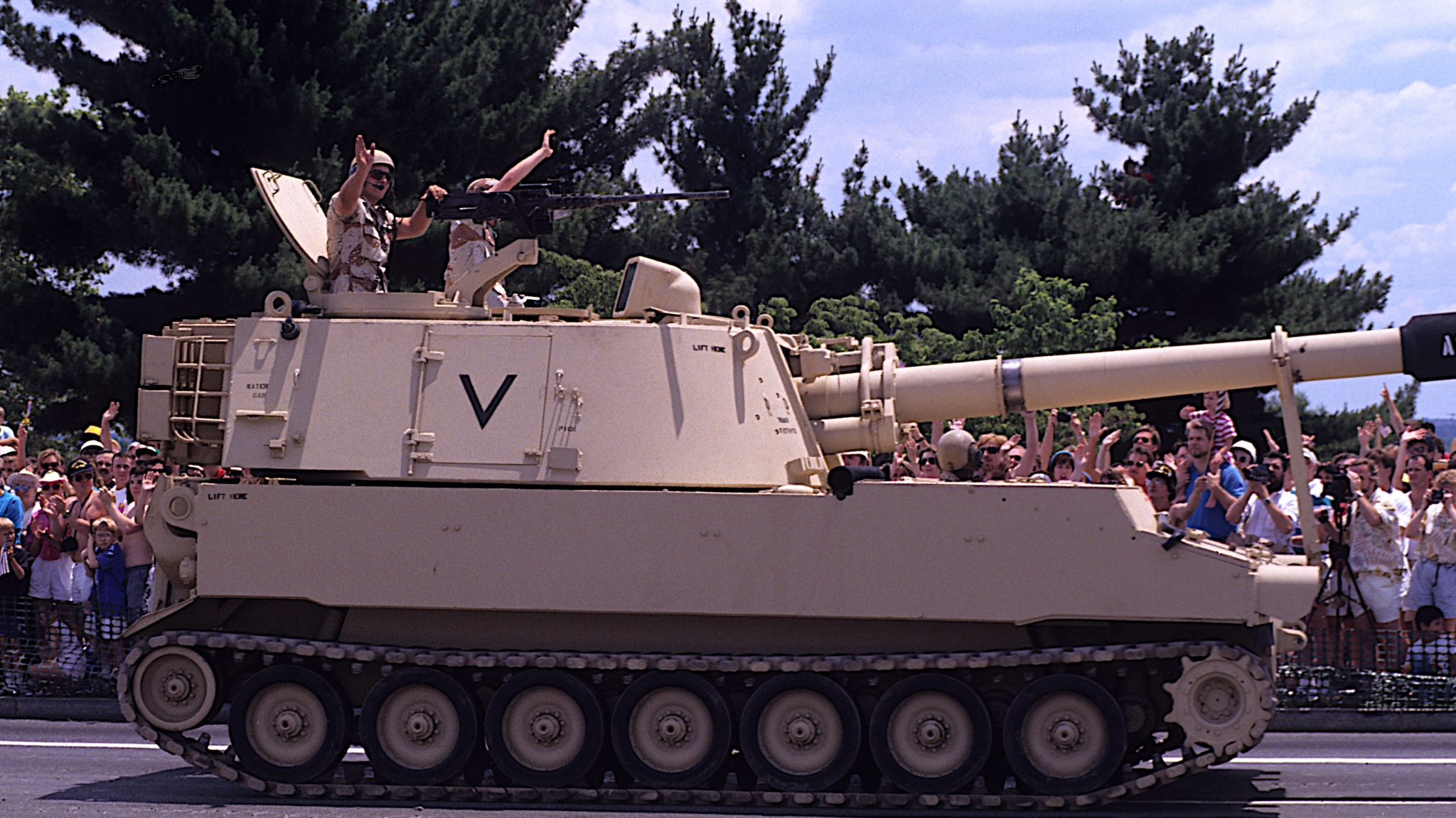Washington D. C., 1991. június 8. Az amerikai hadsereg M109 Paladin 155 mm-es önjáró lövegei áthaladnak az Arlington Memorial Cemetery temetőbe vezető emlékhídon a Sivatagi Vihar győzelmi parádéja során (Fotó: Mark Reinstein/Corbis/Getty Images)