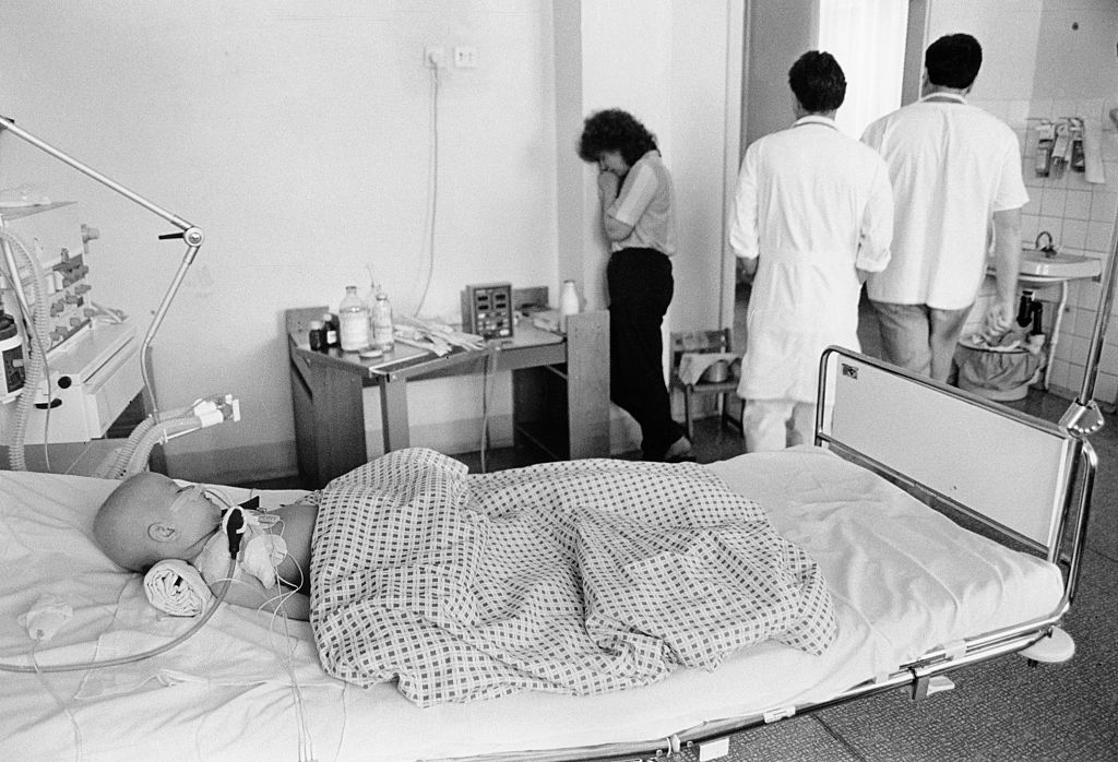 A csernobili sugárzás miatt a másfél éves Katiát a minszki hematológiai központban ápolják. A leukémiában szenvedő kislány 1995 augusztusában halt meg. (Fotó: Anatoli Kliashchuk/Getty Images)