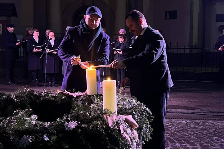A szeretet gyertyája is fellobbant Beregszász főterén