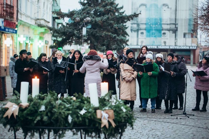Meggyújtották az adventi koszorú második gyertyáját - Fellobbant a remény lángja