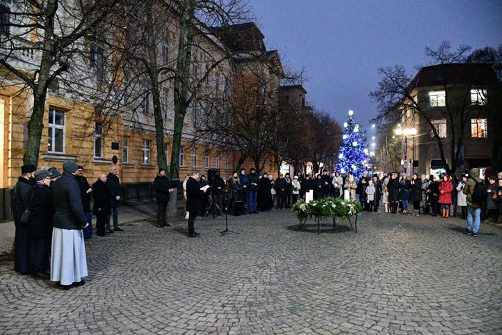 Adventi gyertyagyújtás Beregszászban - Fellobbant az öröm lángja