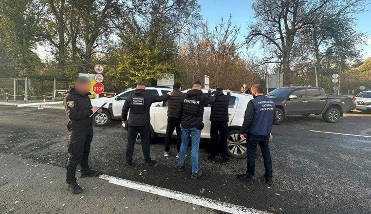 Kárpátalján a rendőrség őrizetbe vett a egy dnyipropetrovszki lakost, aki katonaköteles férfiakat juttatott át illegálisan az ukrán határon. Fotó: Kárpátaljai Rendőrség
