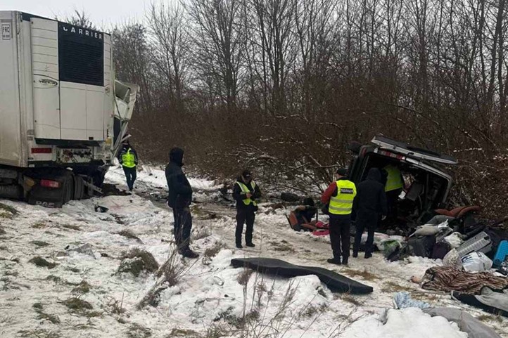 Hármas karambol történt Lemberg (Lviv) közelében. A tragédiának hét halálos áldozata és három sérültje van. Fotó: Nemzeti Rendőrség