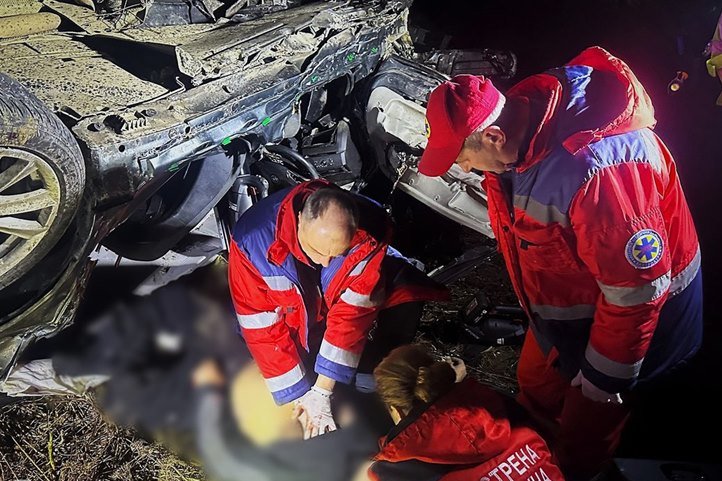 A Huszt közelében történt közlekedési baleset következtében két ember életét vesztette, egy harmadik személy pedig súlyosan megsérült. Fotó: DSZNSZ/Facebook