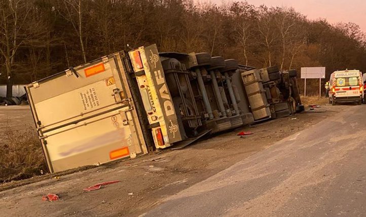 A közlekedési balesetben 16-án megsérültek, egy férfi meghalt. A DAF teherautó felborult. Fotó: Nemzeti Rendőrség