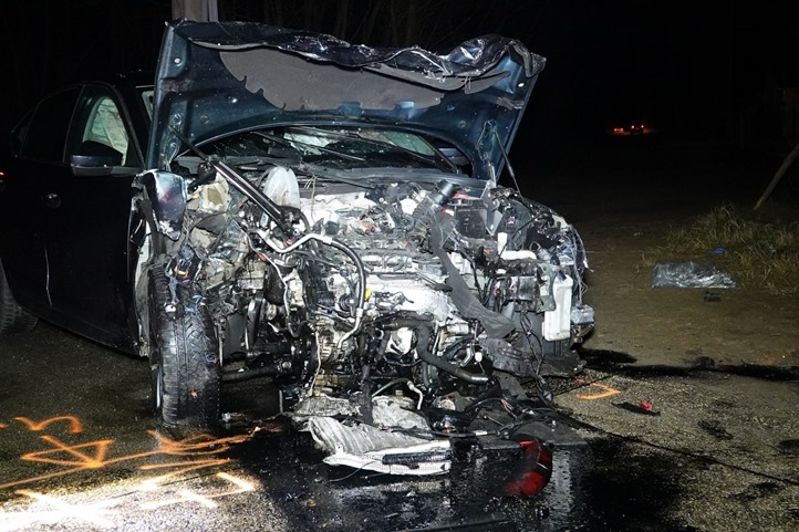 Brutális baleset történt: teljesen összeroncsolódtak az autók. Fotók: MTI/Donka Ferenc