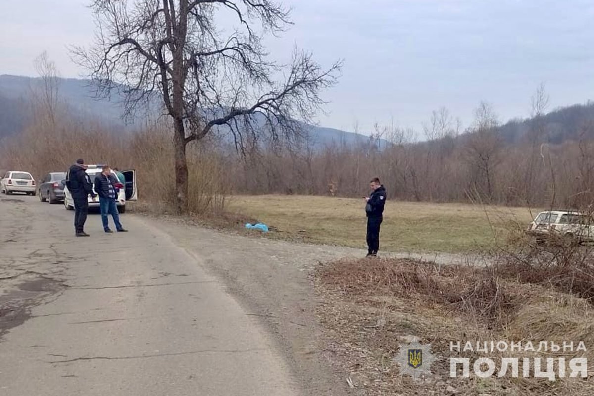 Fának csapódott egy 28 éves motorkerékpáros Kárpátalján. A helyszínen az életét vesztette. Fotó: Nemzeti Rendőrség