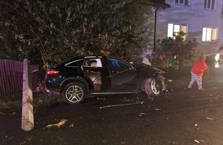  A Huszti járásban található Visk faluban történt balesetben egy 30 éves utas meghalt, négy másik személy pedig megsérült. Fotó: Nemzeti Rendőrség