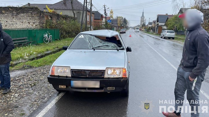 A Beregszászi járásban található Tekovo (Tekeháza) községben egy VAZ-21099 típusú személygépkocsi sofőrje elütött egy 73 éves kerékpárost, aki a helyszínen az életét vesztette. Fotó: Nemzeti Rendőrség