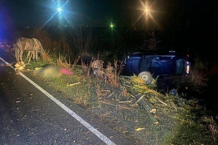 Szekér és személygépkocsi ütközött össze az Ungvári járásban: 1 ember meghalt, 6 megsérült. Fotó: Kárpátaljai Rendőrség