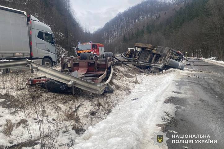 Két teherautó és egy személyautó ütközött az Abrankai-hágón. A balesetben két ember meghalt, egy kiskorú utast kórházba szállítottak, akadozik a forgalom. Fotó: Ukrán Nemzeti Rendőrség