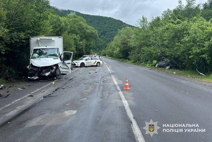 Egy 17 éves fiatal meghalt, ketten súlyosan megsérültek egy tragikus közlekedési balesetben a Munkácsi járásban. A rendőrség őrizetbe vette a Kia vezetőjét.