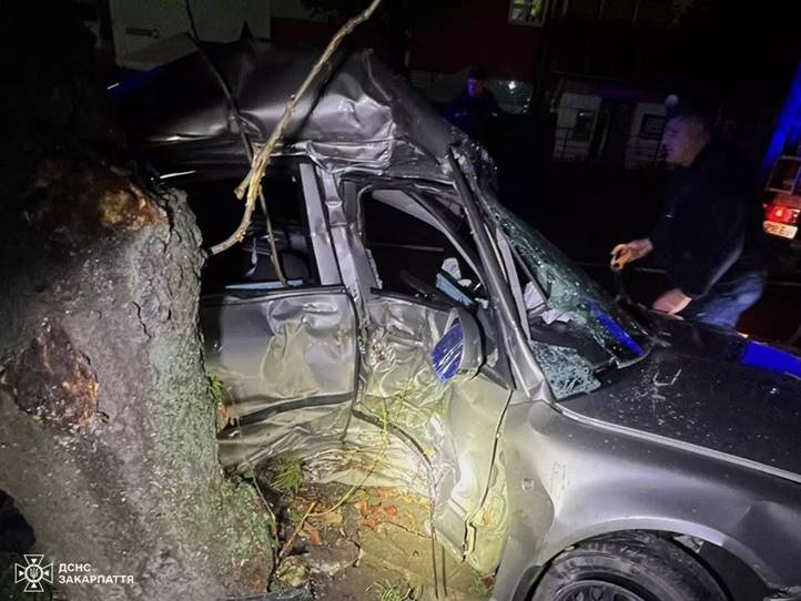 Tragikus baleset Ungváron: fának csapódott egy személygépkocsi, egy 20 éves nő életét vesztette. Fotó: DSZNSZ