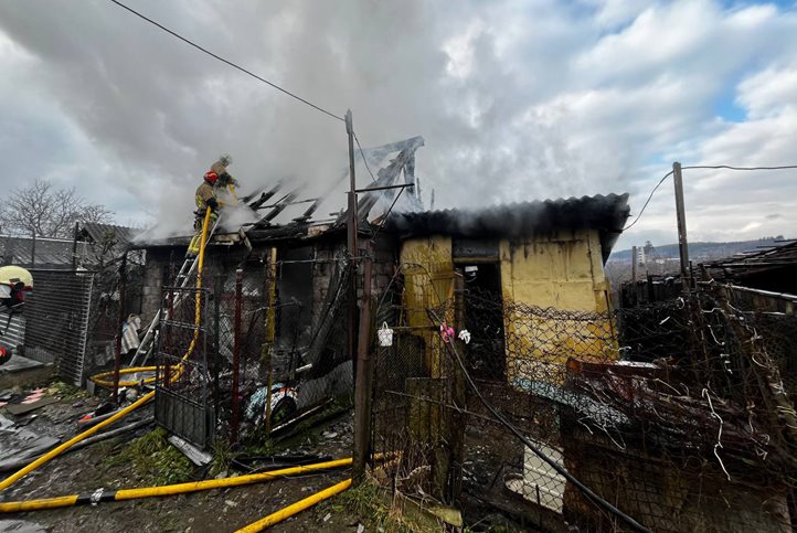 Szlatinán kigyulladt egy lakóház, melyben hárman vesztették életüket. Az áldozatok között két gyerek is van. Fotó: DSZNSZ