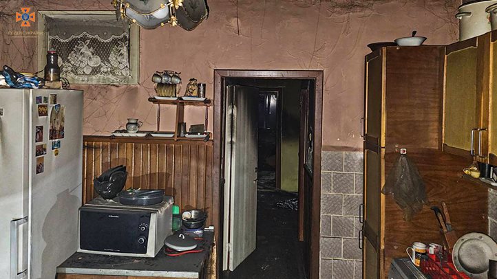 Kárpátalján egy ungvári többemeletes lakóházban keletkezett tűzben életét vesztette az 1958-as születésű tulajdonos. Fotó: DSZNSZ