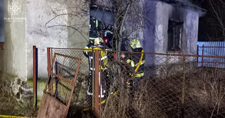 Kárpátalján, a Beregszászi járásban található Bótrágy községben egy 67 éves férfi életét vesztette egy lakóházban keletkezett tűzben. Fotó: DSZNSZ