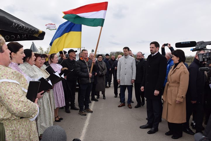 Történelmi pillanat: megnyílt a Nagypalád-Nagyhódos határátkelő. Fotó: Kárpátinfo/Kovács Elemér