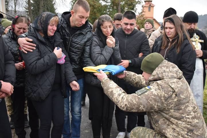 Háború: 23 éves határőrt kisértek utolsó útjára Kárpátalján. Fotó: DPSZU