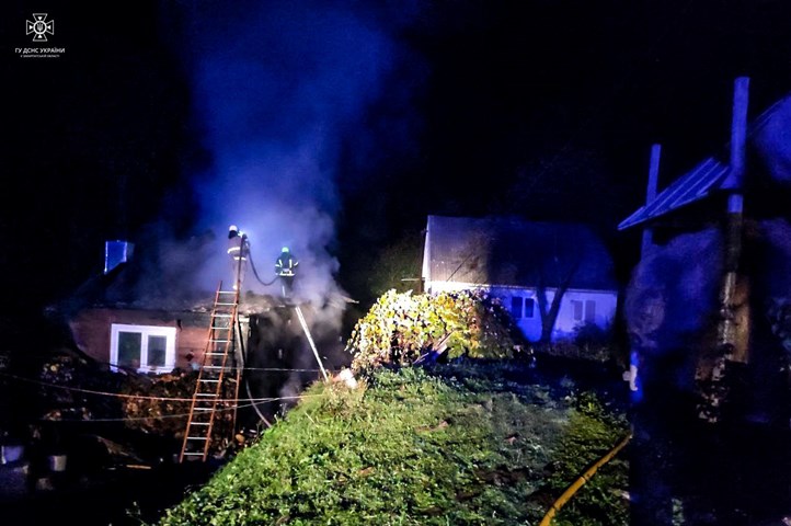 Kárpátalján a Rahói járásban kigyulladt egy családi ház. Fotó: DSZNSZ