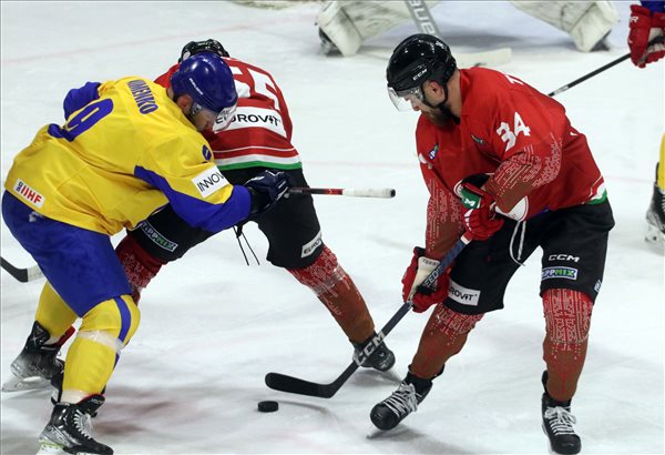 Az ukrán Dmitro Nyimenko (b), valamint Páterka Bence (k) és Terbócs István (j) a Magyarország - Ukrajna felkészülési jégkorongmérkőzésen a Miskolci Jégcsarnokban 2023. április 5-én. A májusi elitvilágbajnokságra készülő magyar férfi jégkorong-válogatott kétszer Ukrajnával, majd a jövő héten szintén kétszer Japánnal játszik Miskolcon, a Hokitavasz rendezvényen. MTI/Vajda János