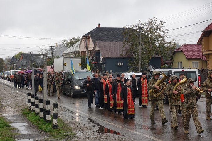 A beregszászi járási Szilce (Beregkisfalud) községben végső búcsút vettek Volodimir Hordijenko katonától.| Munkácsi Görögkatolikus Egyházmegye/Facebook