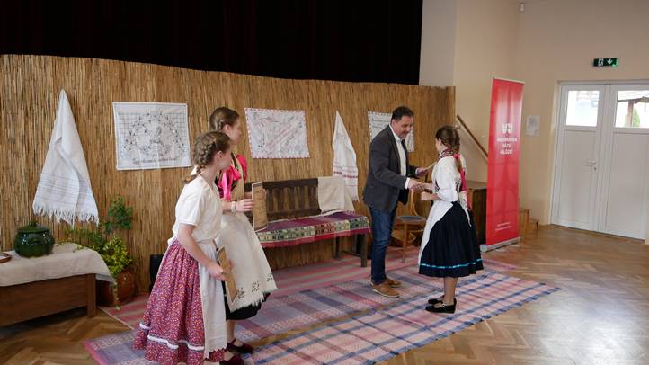 Mese utánam, mese előttem - Népmesemondó versenyek a Vajdaságban és a Felvidéken. Fotó: Hagyományok Háza Hálózat