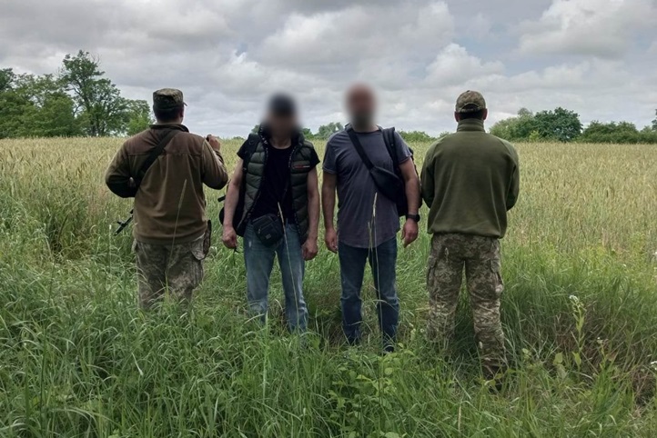 Tizenhat katonakorú férfit vettek őrizetbe a kárpátaljai határőrök az elmúlt nap folyamán, akik illegálisan próbálták átlépni az államhatárt. Fotó: Ukrán Állami Határszolgálat