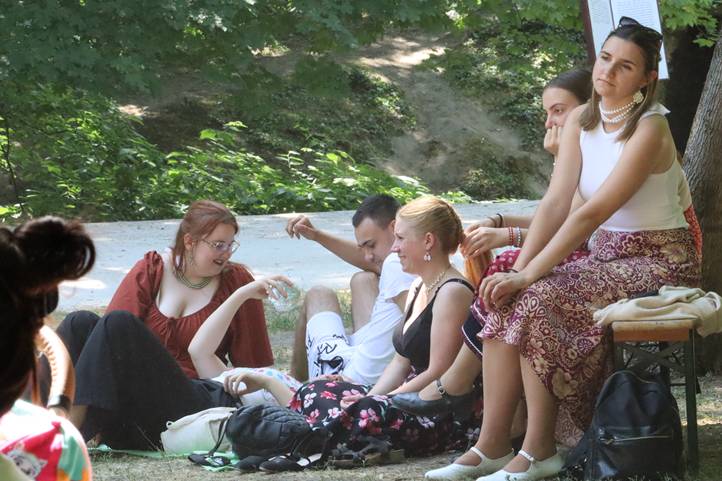 Magyar mesék az Angolkertben - A IV. Kárpát-medencei Ifjú Népmesemondó Találkozó. Fotók: Klitsie-Szabad Boglárka/Hagyományok Háza