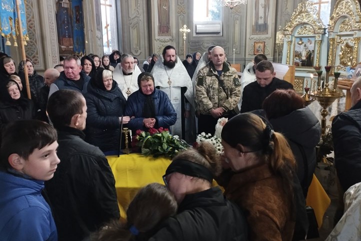 Kárpátalján, az Irsavai (Ilosva) kistérséghez tartozó Ilnyica (Ilonca) községben utolsó útjára kísérték a háborúban elesett 24 éves Ivan Pilipkót. Fotó: Ilosvai Városi Tanács