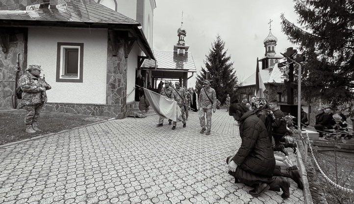 Háború: Végső búcsút vettek az 51 éves Ivan Kopasz kárpátaljai katonától. Fotó: Munkácsi Városi Tanács