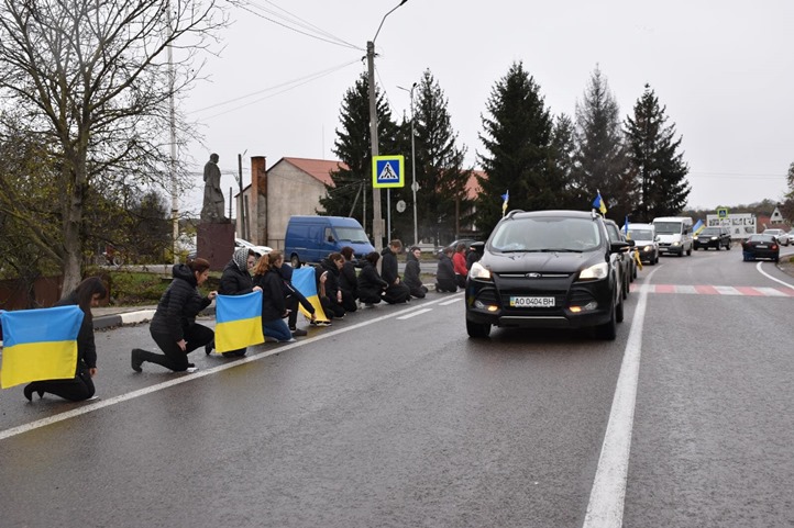 November 19-én a huszti járási Hreblya (Felsőkaraszló) községben végső búcsút vettek a 41 éves Ivan Lecak katonától. Fotó: Facebook