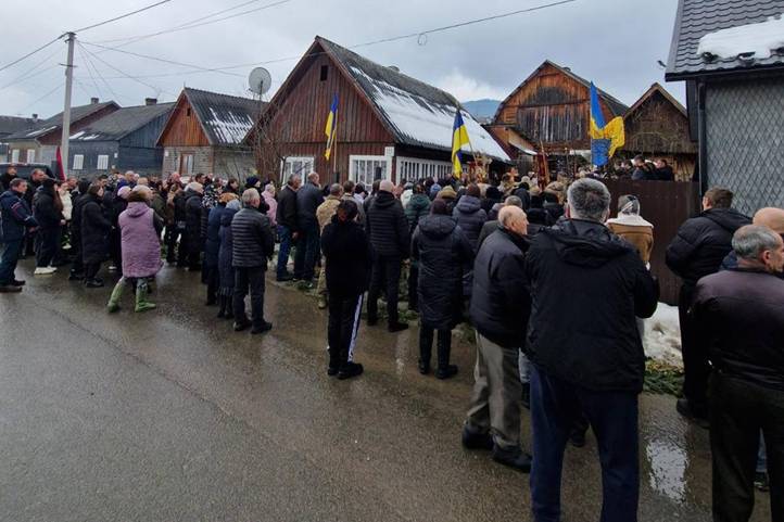 Jaszina településen helyezték végső nyugalomra a Zaporizzsjai területen elesett ukrán katonát, Pavlo Govbelt. Fotó: Jaszinyai kistérség