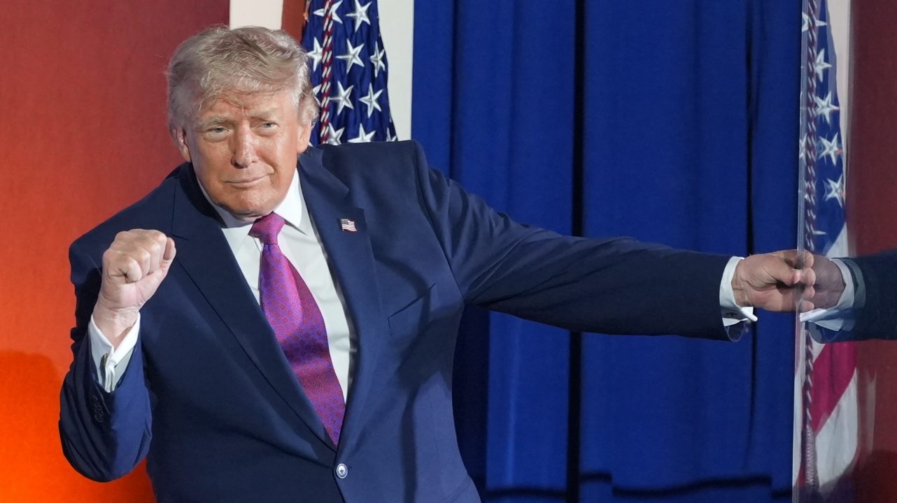 Donald Trump amerikai elnök beszéde után az Egyesült Államok fennállásának 250. évfordulója alkalmából a George Washington, Thomas Jefferson, Theodore Roosevelt, és Abraham Lincoln volt amerikai elnökök Rushmore-hegyi emlékmûvénél a dél-dakotai Keystone-ban 2026. július 3-án, a függetlenség napja előestéjén. (Fotó: MTI/AP/Alex Brandon)
