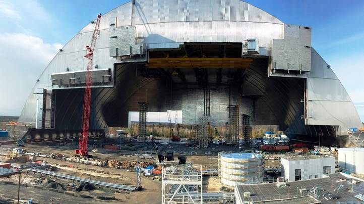 A 2016. november 15-én közreadott képen ráhelyezik az új, az eddiginél biztonságosabb védőburkot a csernobili atomerőműre november 14-én (Fotó: MTI/EPA/EBRD Photostream)