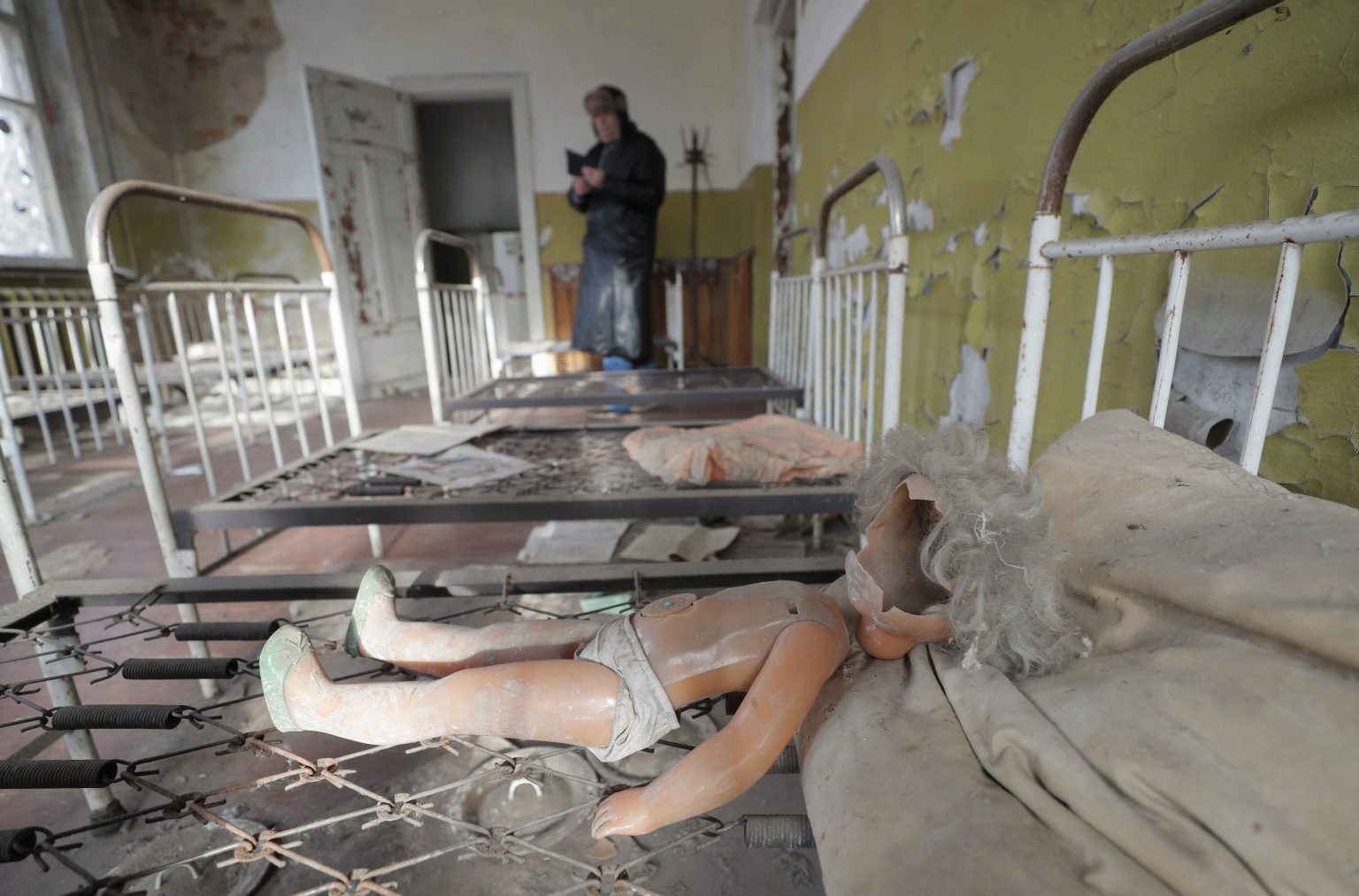 A 2020. január 29-én közreadott kép egy turistáról Kopacsi falu elhagyatott óvodájában, az ukrajnai csernobili tilalmi zónában január 23-án (Fotó: MTI/EPA/Szerhij Dolzsenko)