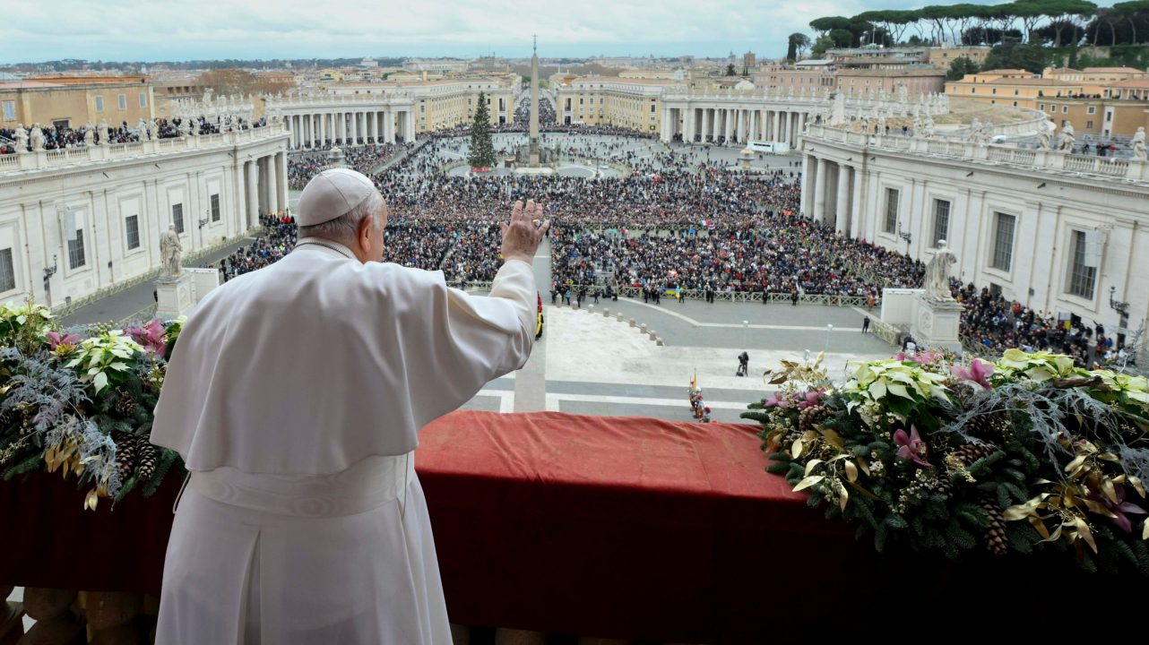 Ferenc pápa a vatikáni Szent Péter-bazilika erkélyén (MTI/EPA/Vatikáni Média)