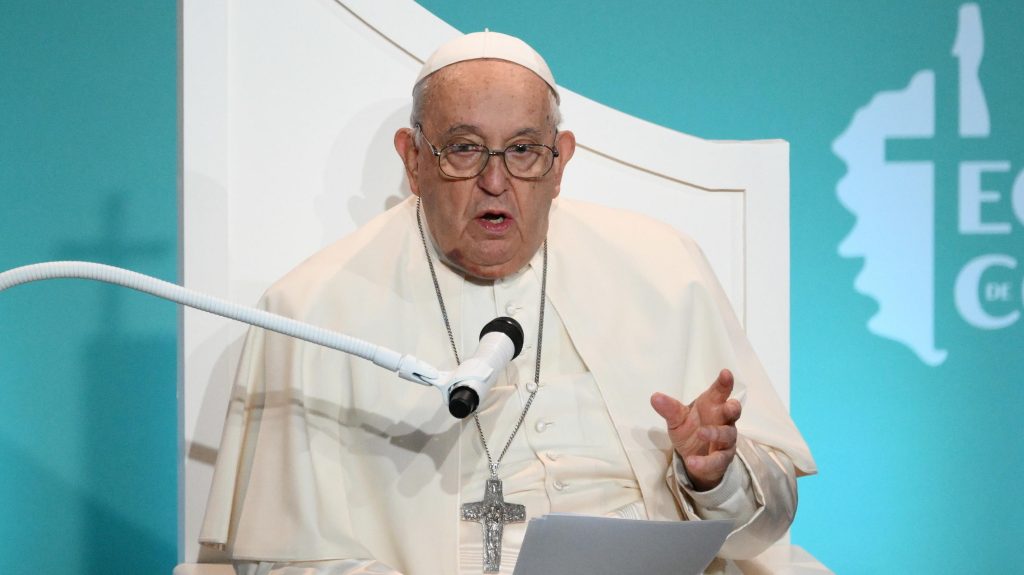 Ferenc pápa beszédet mond a mediterrán népek vallásosságáról szóló konferencián a korzikai fővárosban, Ajaccióban 2024. december 15-én. Ferenc pápa személyében először tesz katolikus egyházfő pápai látogatást a francia a szigeten (MTI/EPA/ANSA/Ettore Ferrari)