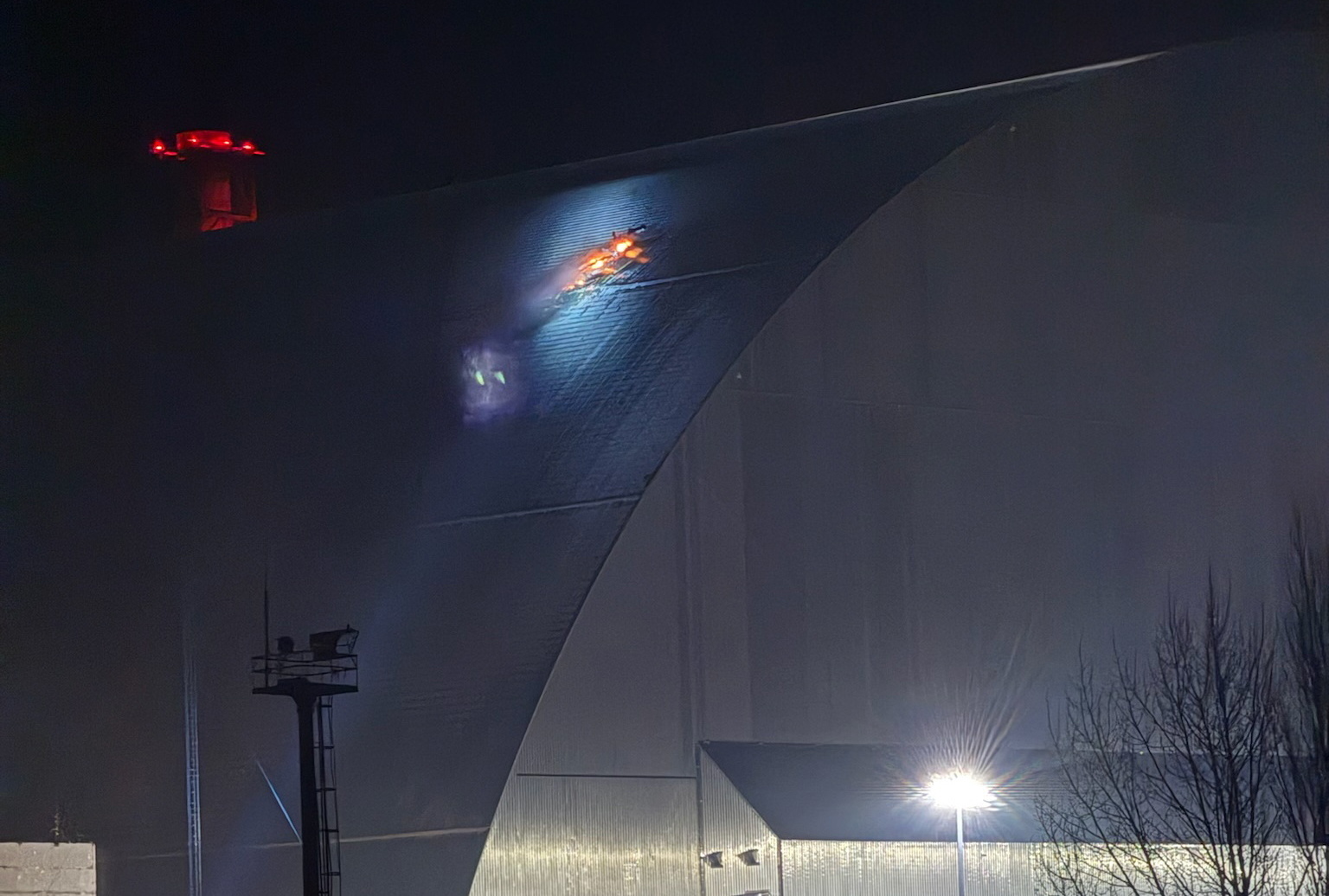 A Nemzetközi Atomenergia-ügynökség, a NAÜ felvétele a csernobili atomerőmű 4-es reaktorát védő betonburok, úgynevezett szarkofág tetején ütött lyukról 2025. február 14-én, miután reggelre virradóan orosz drón csapódott az épületbe. (Fotó: MTI/EPA/NAÜ)