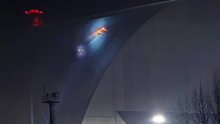 A Nemzetközi Atomenergia-ügynökség, a NAÜ felvétele a csernobili atomerőmű 4-es reaktorát védő betonburok, úgynevezett szarkofág tetején ütött lyukról 2025. február 14-én, miután reggelre virradóan orosz drón csapódott az épületbe (Fotó: MTI/EPA/NAÜ)